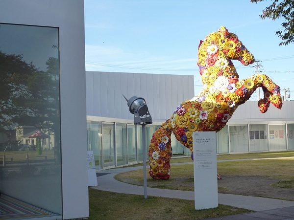「十和田市現代美術館」入口前（２０１２年１０月.jpg